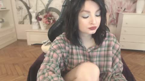 britneybarker online show from April 9, 4:15 am