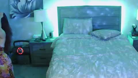 busybee83 online show from October 9, 6:23 pm