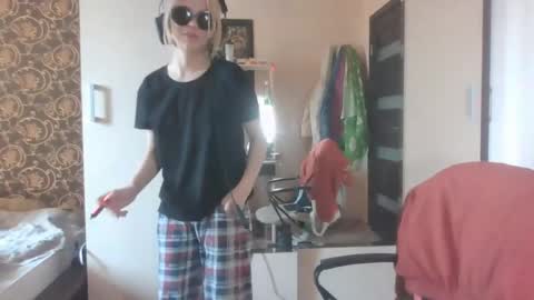 Mia online show from April 18, 12:07 pm