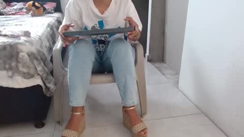 Independent model online show from February 19, 8:52 pm