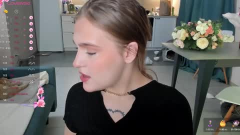 Snapshot of caroline_kiparis chatting on December 3, 11:24 pm Caro online show from December 3, 11:24 pm