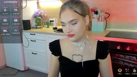 Snapshot of caroline_kiparis chatting on December 13, 11:28 pm Caro online show from December 13, 11:28 pm