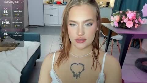 Snapshot of caroline_kiparis chatting on December 10, 6:22 am Caro online show from December 10, 6:22 am