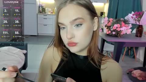 Snapshot of caroline_kiparis chatting on December 8, 2:39 am Caro online show from December 8, 2:39 am