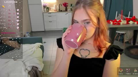 Snapshot of caroline_kiparis chatting on December 27, 3:42 am Caro online show from December 27, 3:42 am