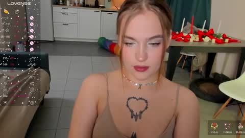 Snapshot of caroline_kiparis chatting on December 28, 1:08 am Caro online show from December 28, 1:08 am