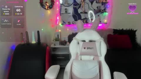 Caroline Lenox online show from January 16, 4:38 am