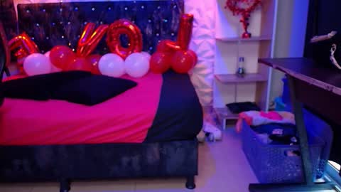 Snapshot of carolinescoth_dl chatting on February 18, 6:39 pm Caroline Scoth online show from February 18, 6:39 pm