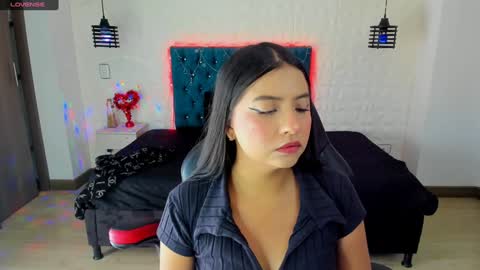 Snapshot of carolinescoth_dl chatting on January 20, 7:35 pm Caroline Scoth online show from January 20, 7:35 pm