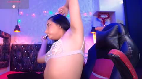 Snapshot of carolinescoth_dl chatting on February 6, 6:13 pm Caroline Scoth online show from February 6, 6:13 pm