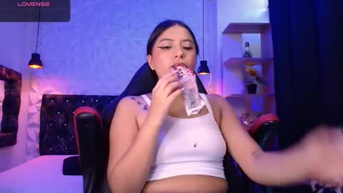 Snapshot of carolinescoth_dl chatting on January 12, 5:22 pm Caroline Scoth online show from January 12, 5:22 pm