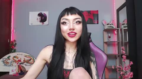 Snapshot of cati_petite chatting on October 25, 3:47 am Cati help me reach my goal of 100 thumbs up again 3 online show from October 25, 3:47 am