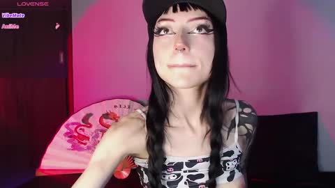 Snapshot of cati_petite chatting on December 14, 4:12 am Cati help me reach my goal of 100 thumbs up again 3 online show from December 14, 4:12 am