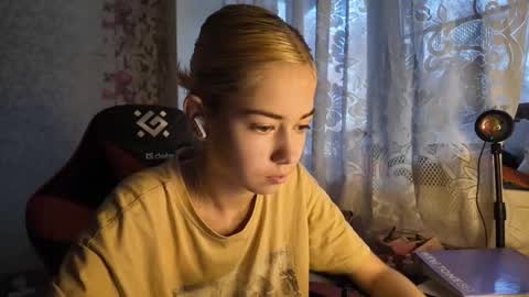 charleneschonert online show from November 1, 8:29 am