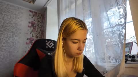 charleneschonert online show from November 14, 8:03 am