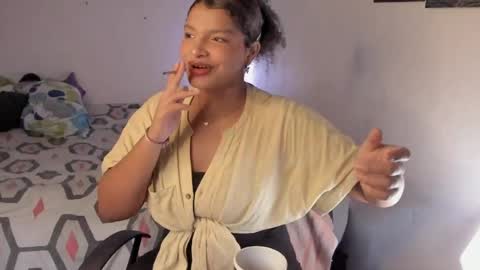 chloe_kisses online show from April 10, 11:49 am