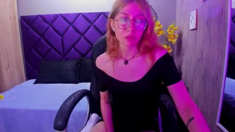 Snapshot of chloecampbell03 chatting on October 4, 1:39 pm chloecampbell03 online show from October 4, 1:39 pm