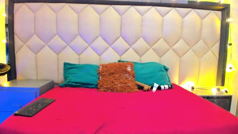 Chloe online show from November 8, 1:05 pm