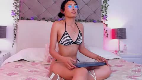 Snapshot of cinna_roux_ chatting on September 10, 8:20 pm Karla online show from September 10, 8:20 pm