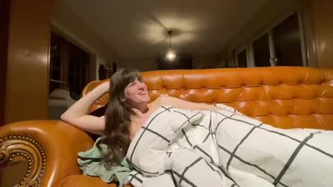 Claire Moulin online show from April 17, 8:33 pm