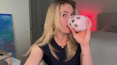 clairebrooksxo online show from April 23, 3:25 pm