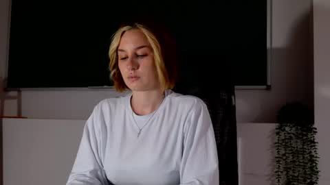 Claire online show from June 26, 3:02 pm