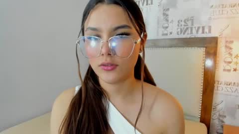 C L A R A  online show from April 18, 7:58 pm