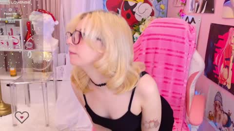 Mia online show from December 21, 8:00 pm