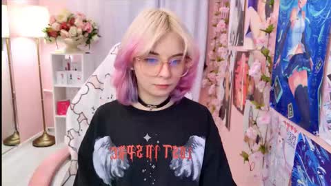 Mia online show from October 7, 4:22 pm