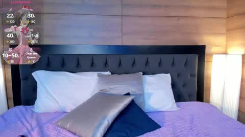 coralineross_ online show from November 28, 12:08 pm