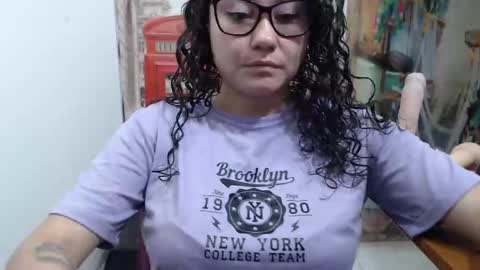 Snapshot of curly_greeneyed chatting on October 16, 9:06 pm Vannesa online show from October 16, 9:06 pm