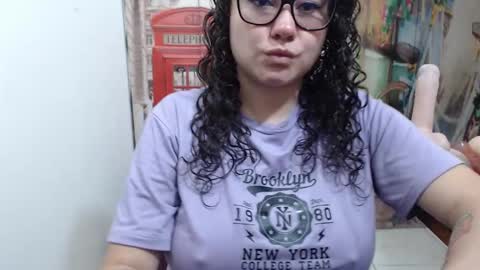 Snapshot of curly_greeneyed chatting on October 21, 7:18 pm Vannesa online show from October 21, 7:18 pm