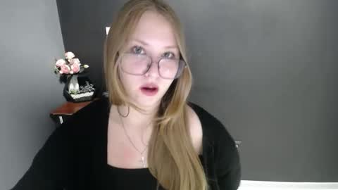 Snapshot of cute_minx chatting on October 21, 6:39 am Veronica online show from October 21, 6:39 am