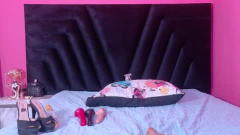 cutepetitee online show from November 28, 10:35 pm