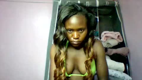 Snapshot of cutezola chatting on October 12, 4:37 am cutezola online show from October 12, 4:37 am