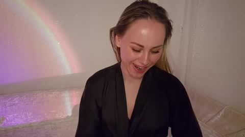 cutie_xoxo_ online show from April 10, 8:15 pm