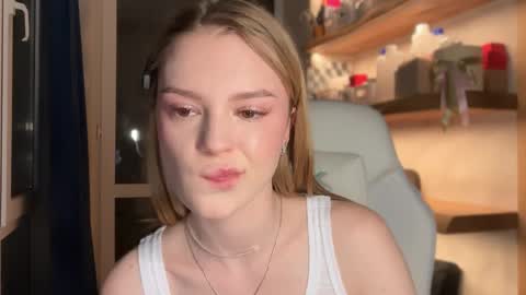 Im Emi streaming with my friend Reyna today online show from April 29, 5:30 pm