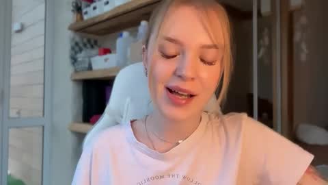 Im Emi streaming with my friend Reyna today online show from April 24, 3:26 pm