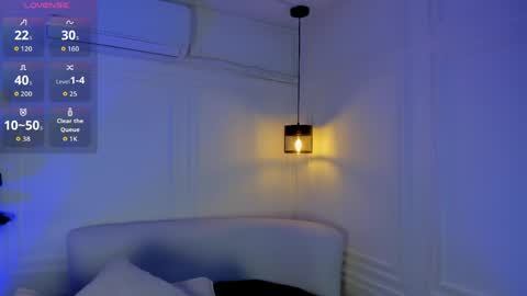 dafne_hillss online show from April 2, 11:40 am