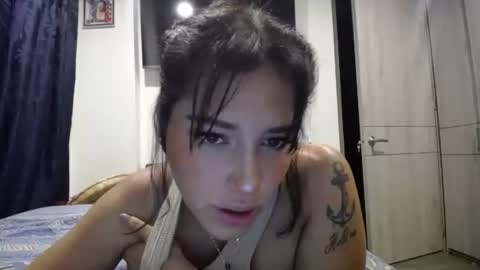 IG  dakotasofiaa online show from January 5, 3:43 am