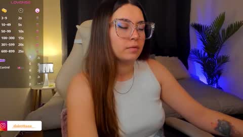 dakottaa__ online show from December 17, 12:38 am