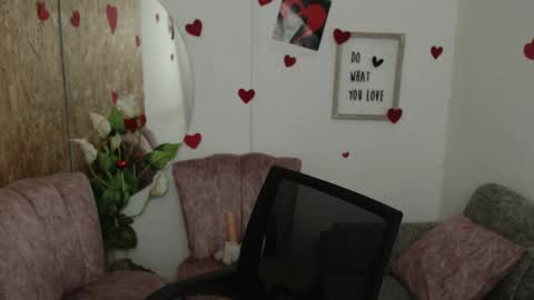 Snapshot of danalaleska chatting on October 21, 6:28 am danalaleska online show from October 21, 6:28 am