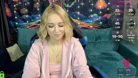 dances_queen online show from December 16, 8:20 am