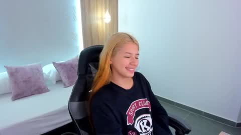 Snapshot of daniand_ chatting on September 24, 1:54 pm D A N I A online show from September 24, 1:54 pm