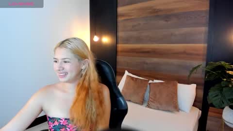 Snapshot of daniand_ chatting on October 8, 11:58 am D A N I A online show from October 8, 11:58 am