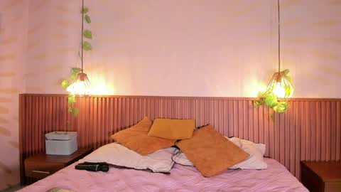 Daphne online show from April 11, 7:45 am