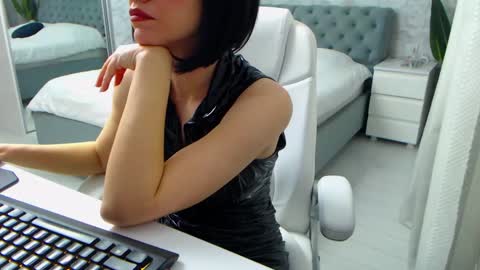 Elly online show from April 17, 8:38 am