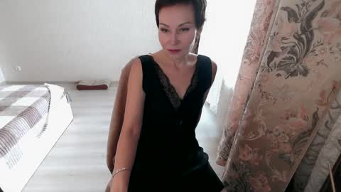 Mia online show from February 12, 10:03 am