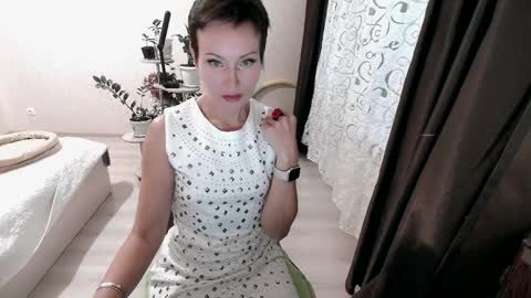 Mia online show from October 4, 1:39 pm