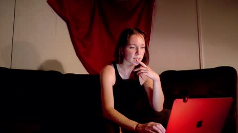 Deenie online show from May 4, 3:21 am
